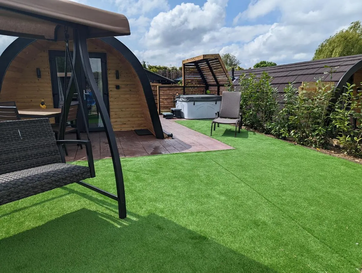 Peacock Lake Glamping Nottingham Chalet