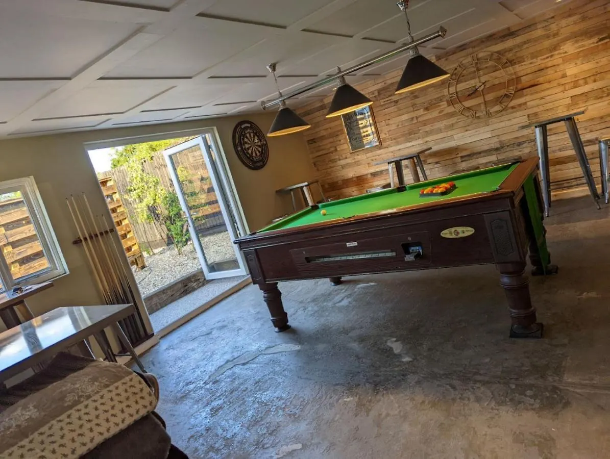 Peacock Lake Glamping Nottingham