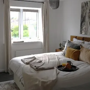  Holiday home Charming 2 Bed House - Family Friendly