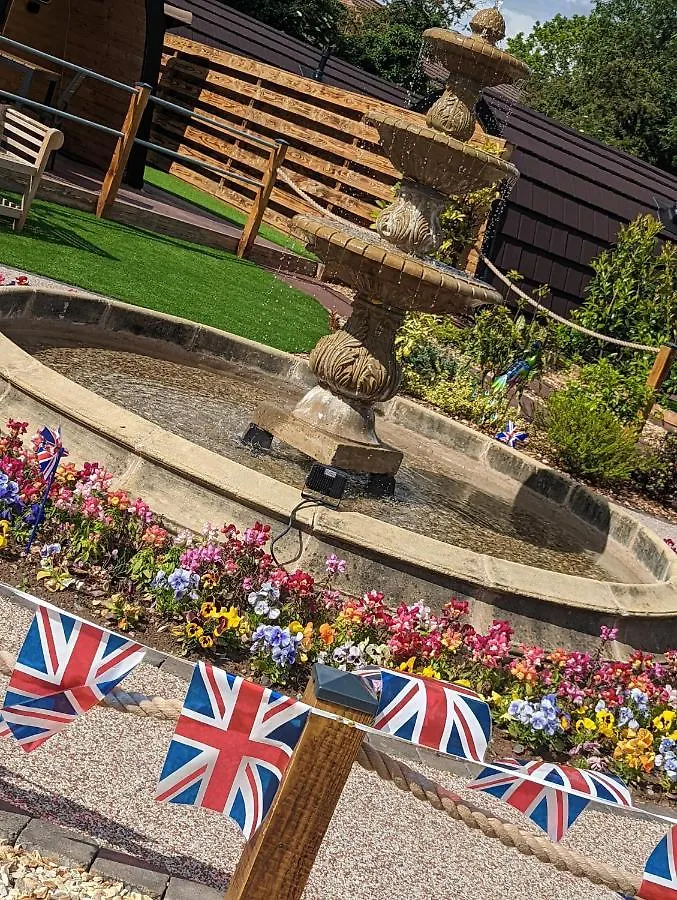 Chalet Peacock Lake Glamping Nottingham United Kingdom