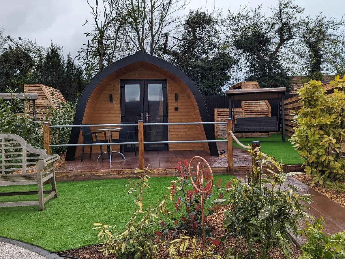 Chalet Peacock Lake Glamping Nottingham