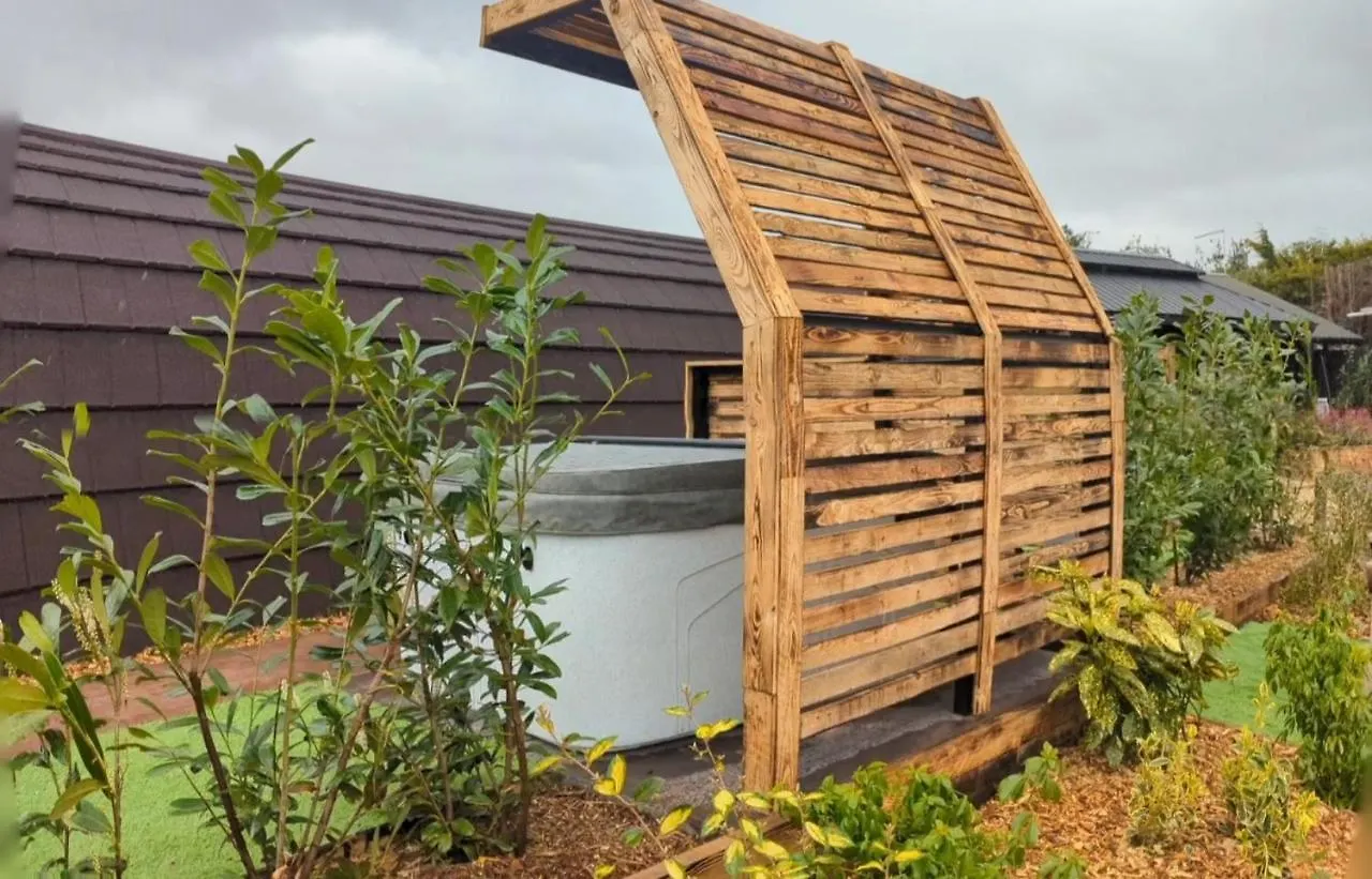 Peacock Lake Glamping Nottingham Chalet