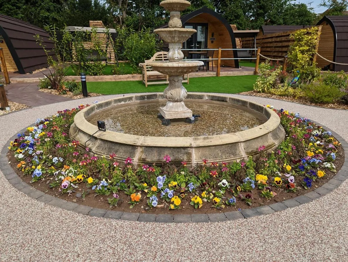 Chalet Peacock Lake Glamping Nottingham