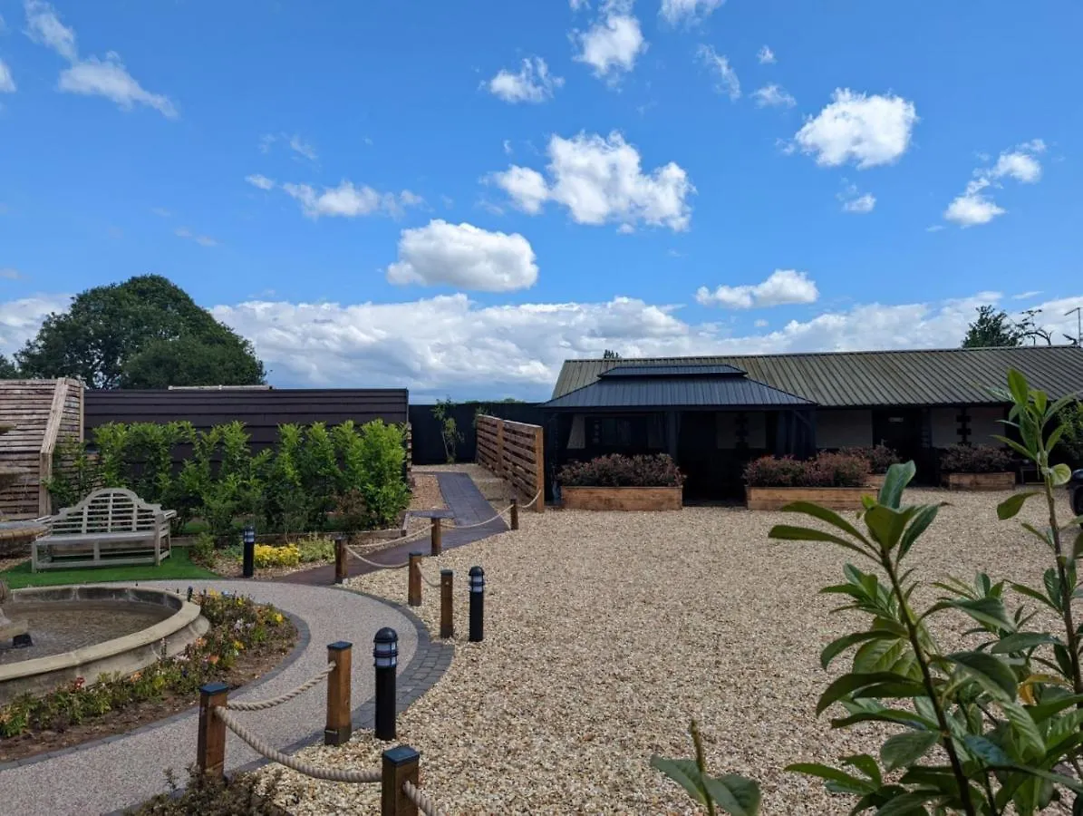 Peacock Lake Glamping Nottingham Chalet