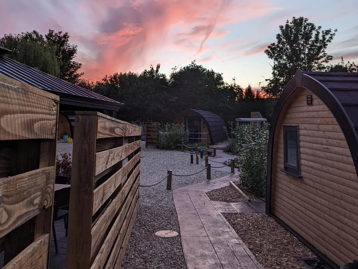 Chalet Peacock Lake Glamping Nottingham