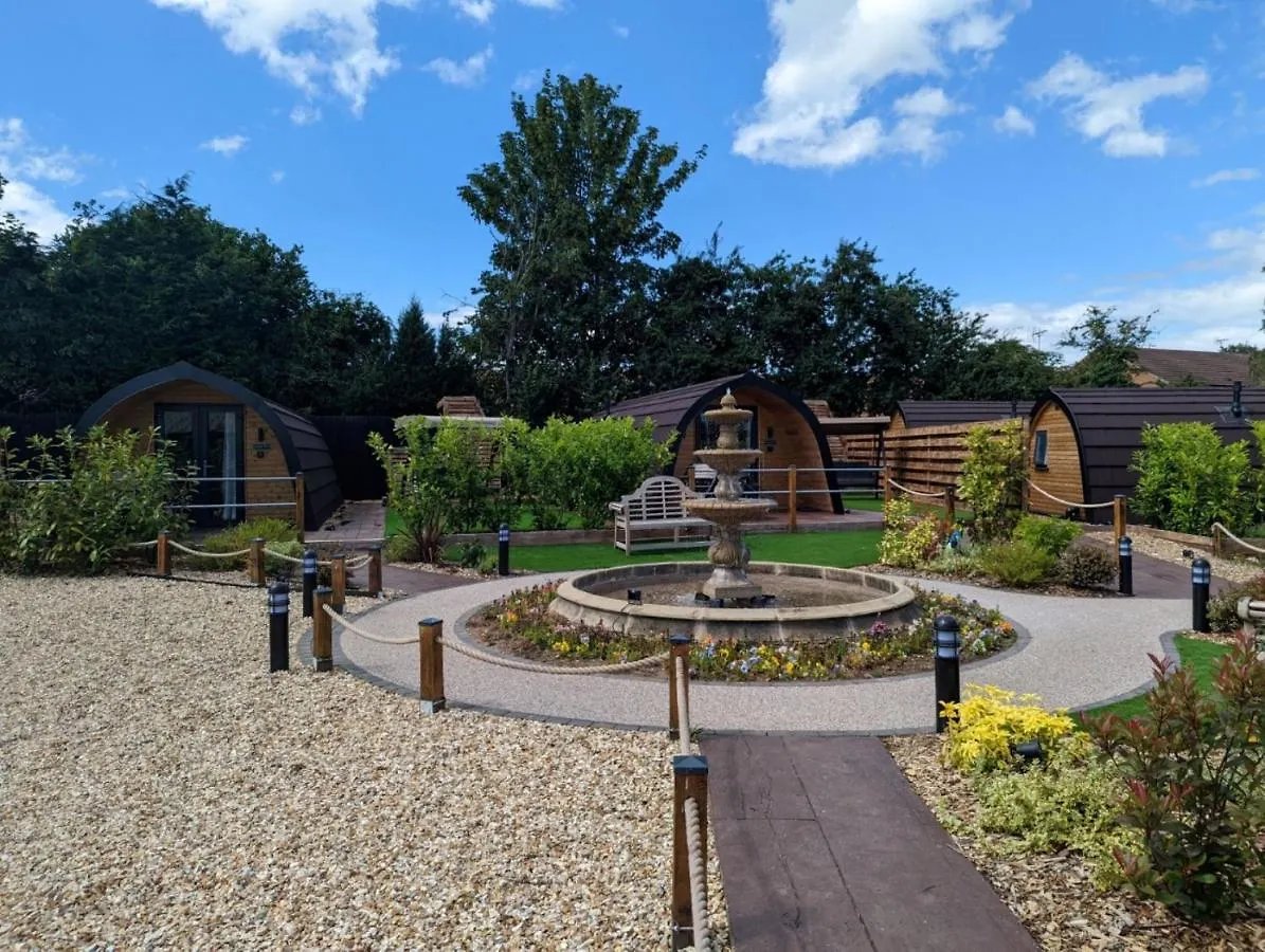Chalet Peacock Lake Glamping Nottingham