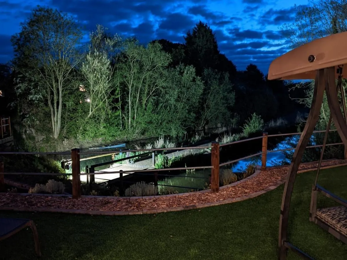 Peacock Lake Glamping Nottingham United Kingdom