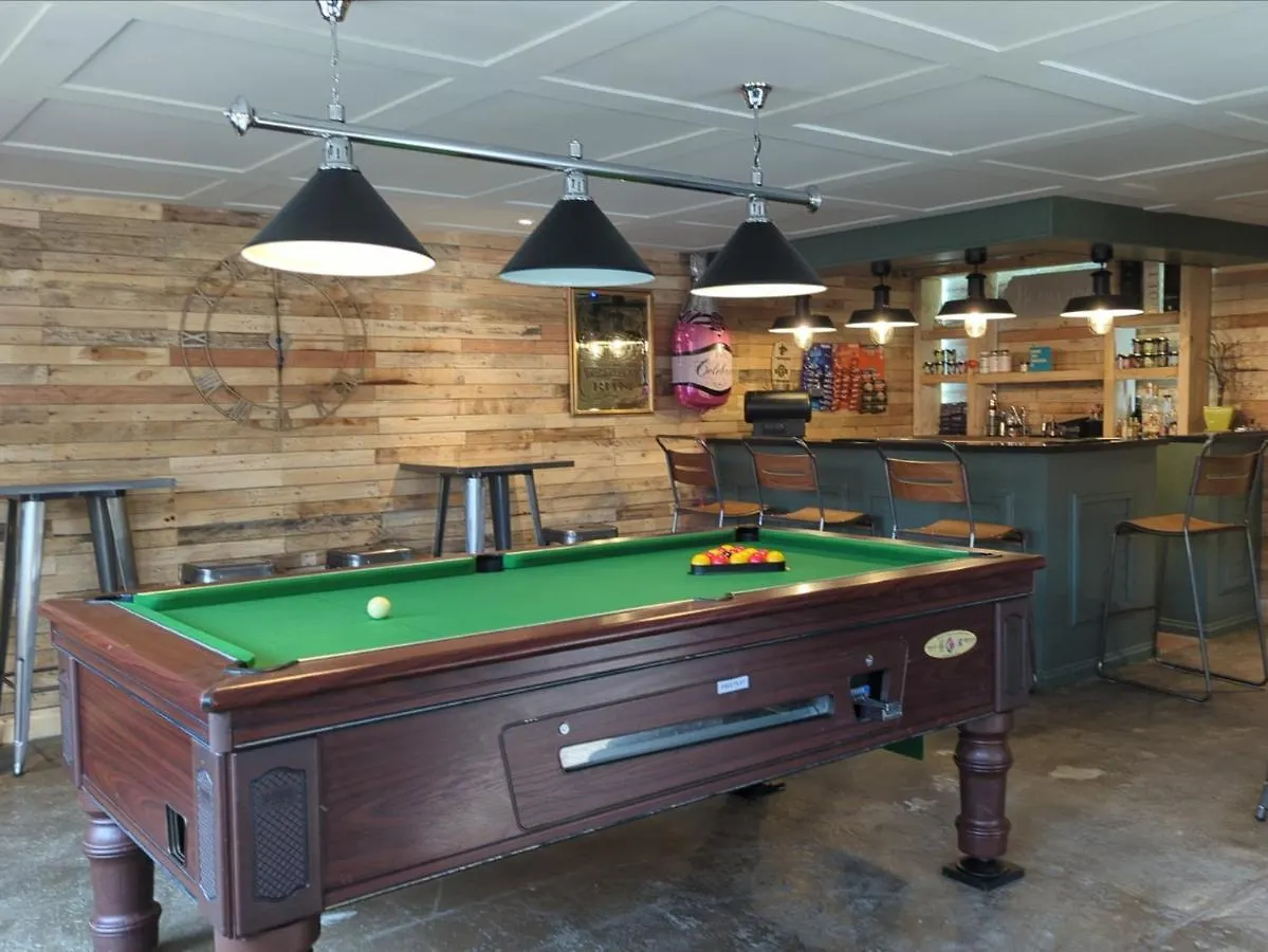 Chalet Peacock Lake Glamping Nottingham
