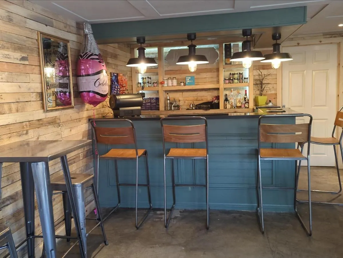 Peacock Lake Glamping Nottingham