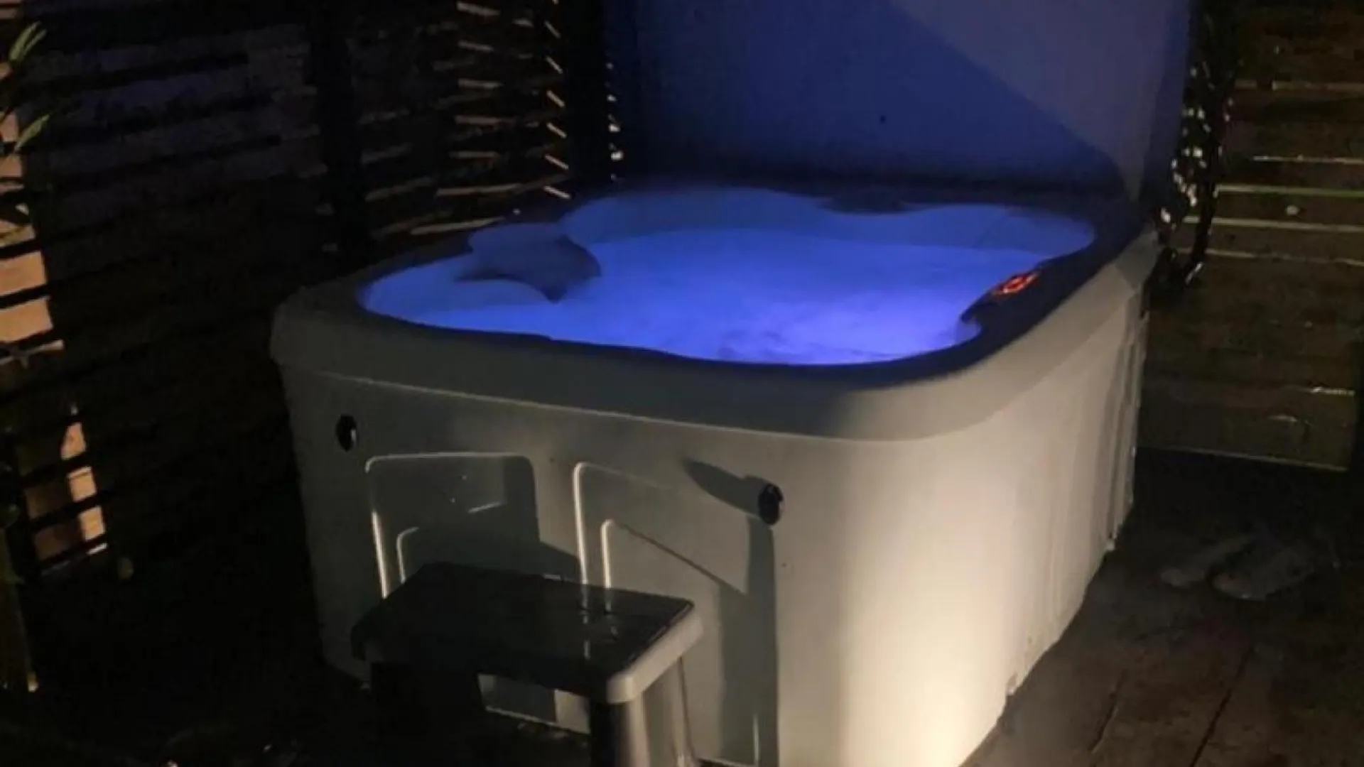 Chalet Peacock Lake Glamping Nottingham
