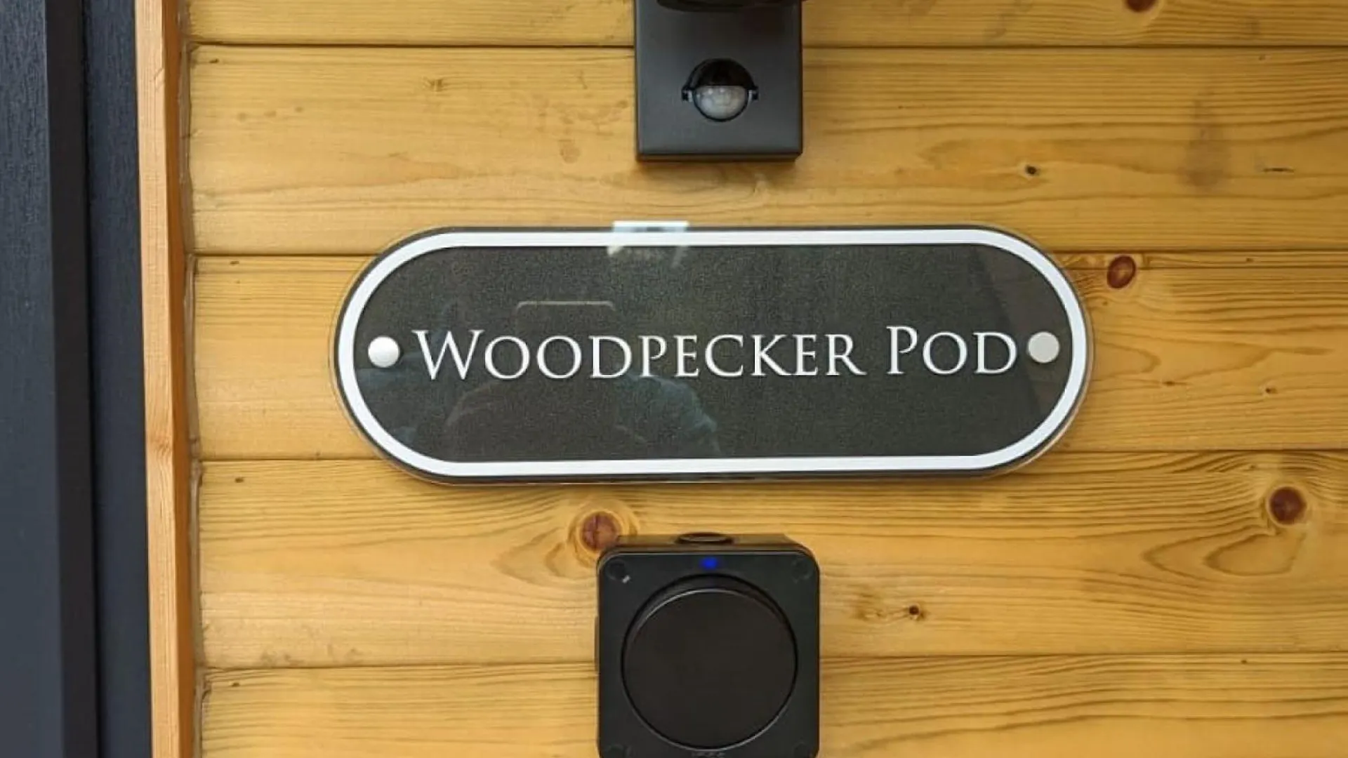 Peacock Lake Glamping Nottingham Chalet