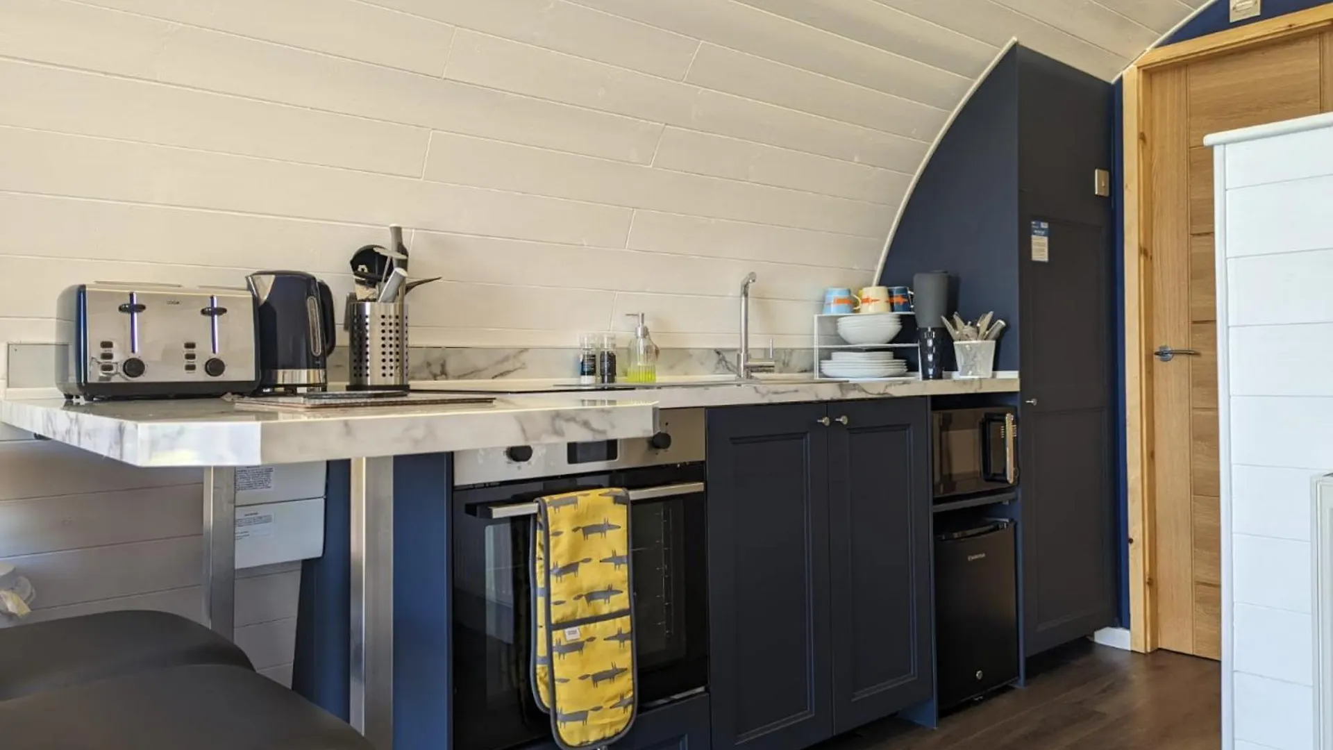 Peacock Lake Glamping Nottingham Chalet