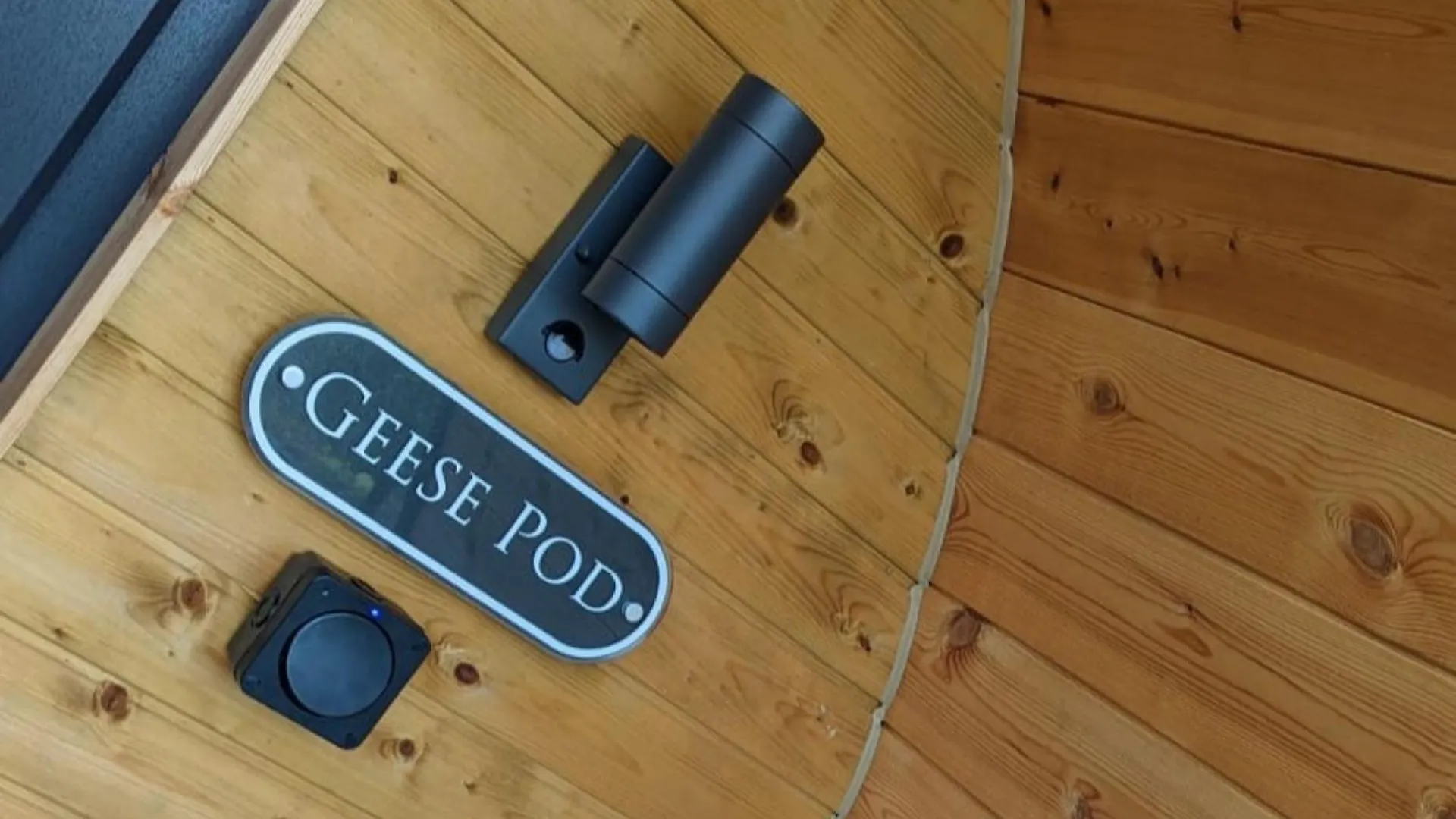 Chalet Peacock Lake Glamping Nottingham