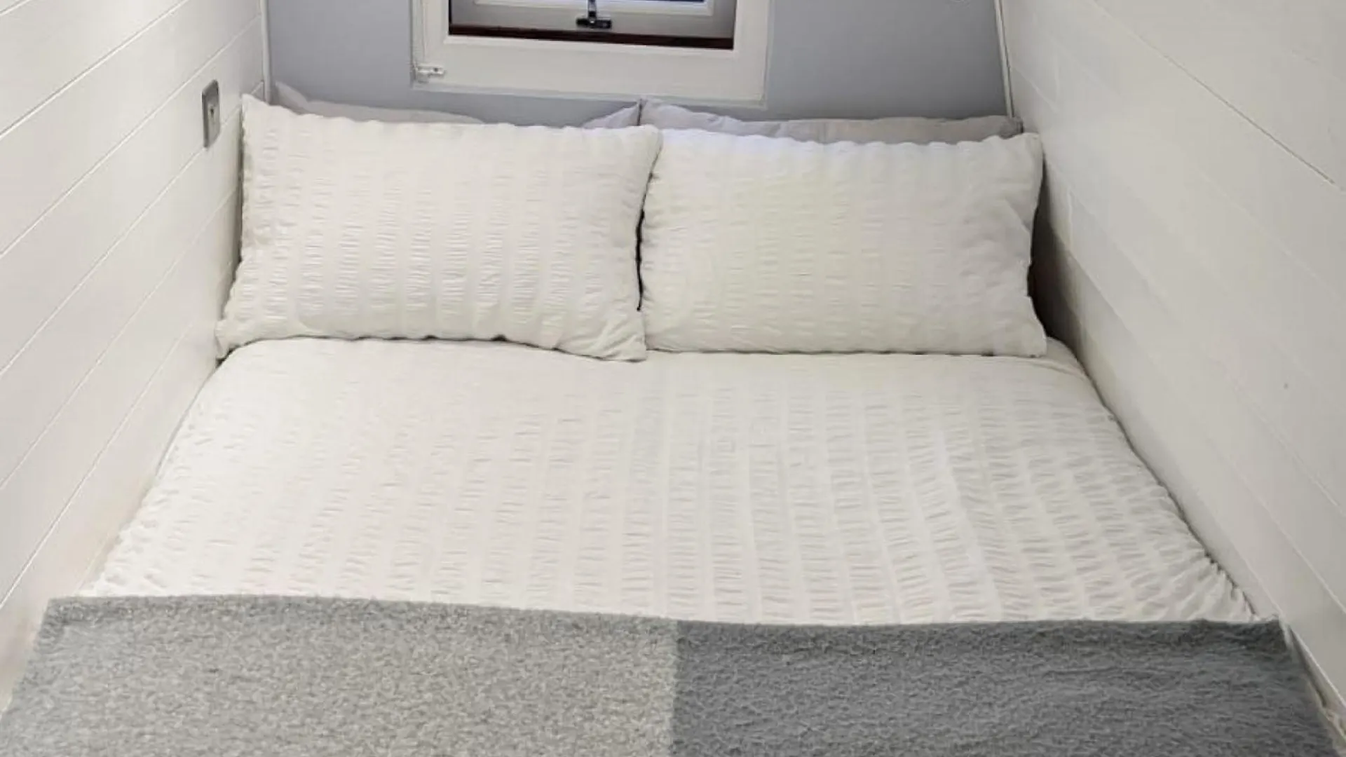 Chalet Peacock Lake Glamping Nottingham