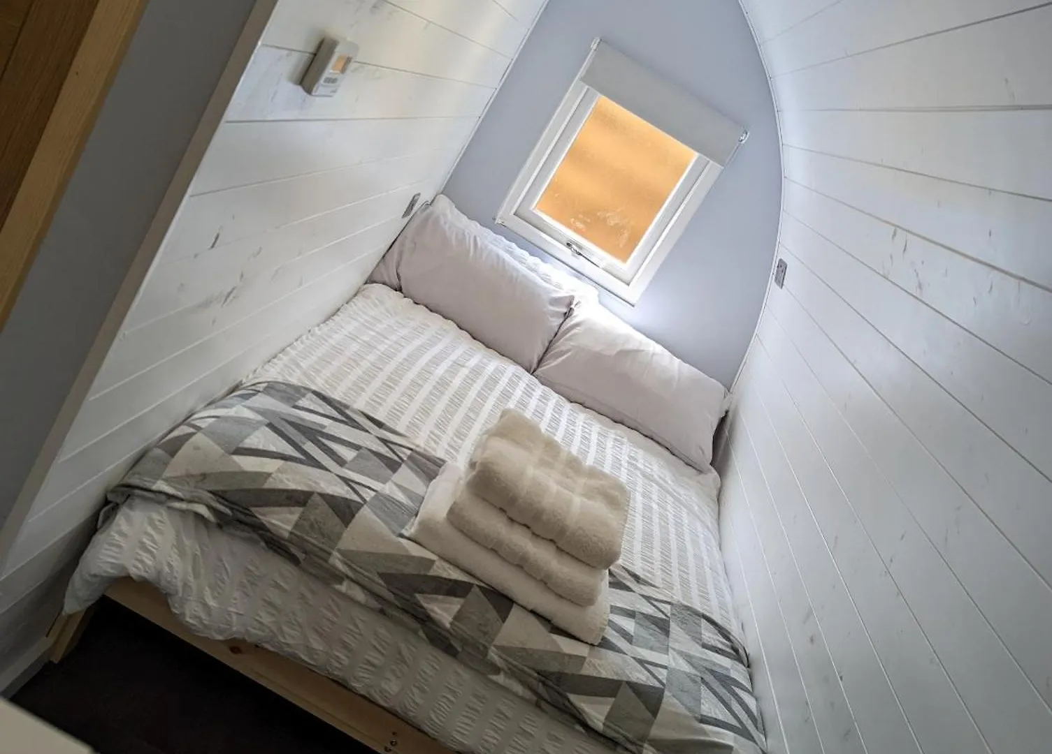 Chalet Peacock Lake Glamping Nottingham United Kingdom