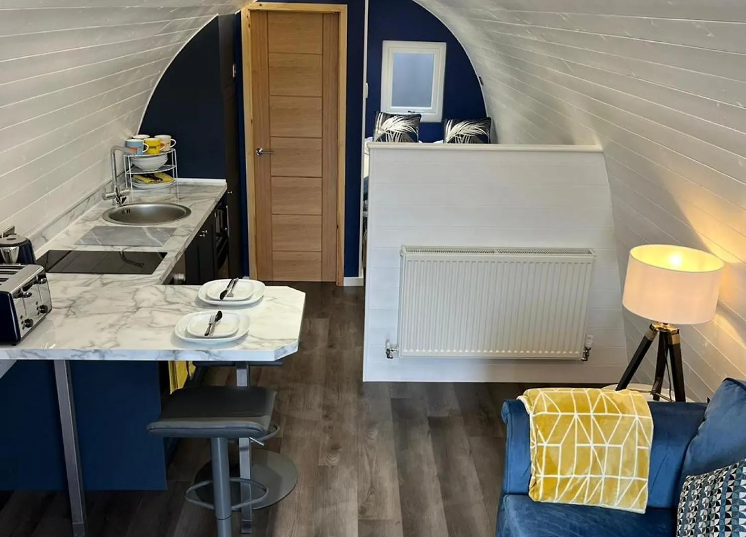 Peacock Lake Glamping Nottingham Chalet