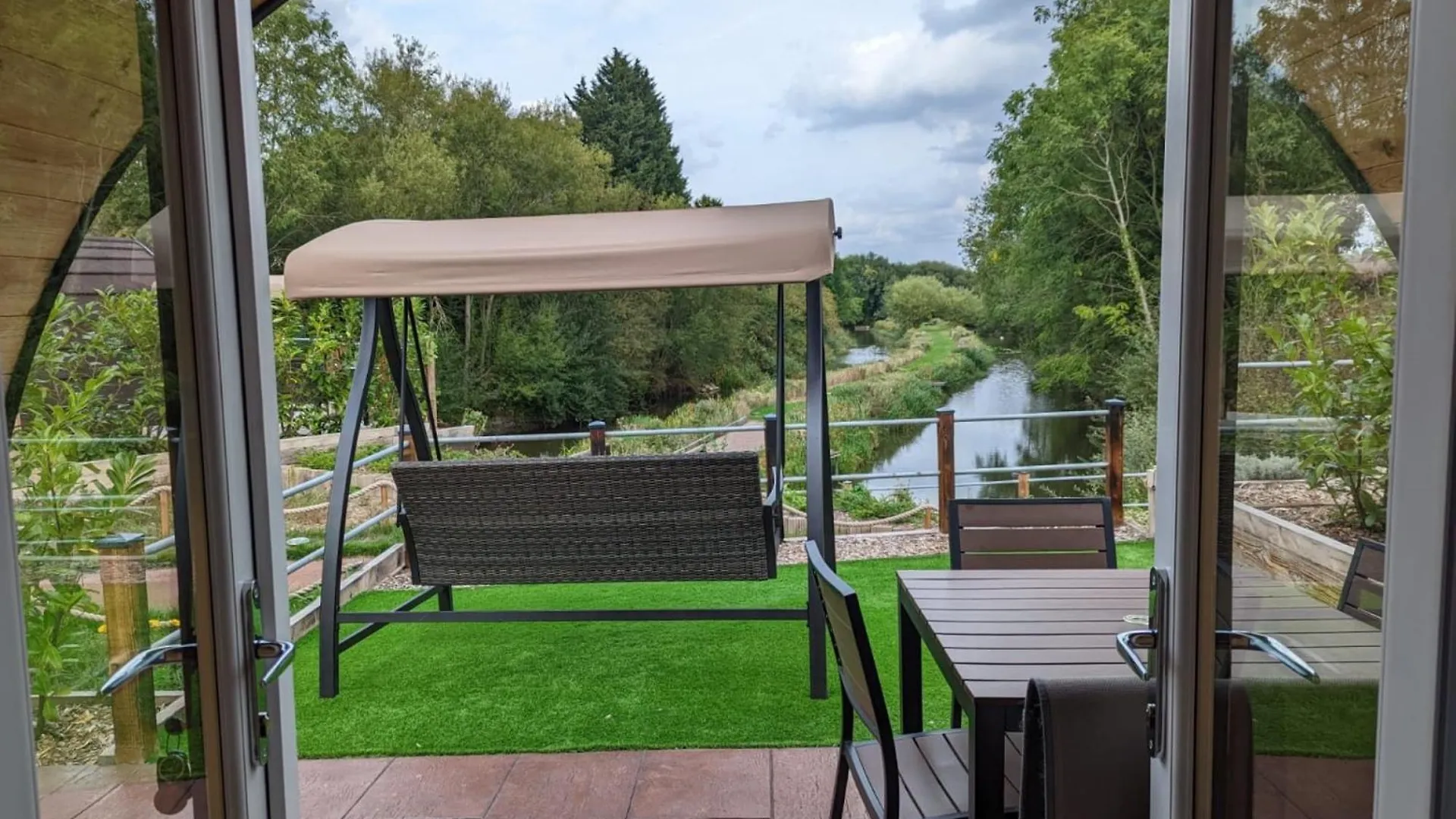 Peacock Lake Glamping Nottingham