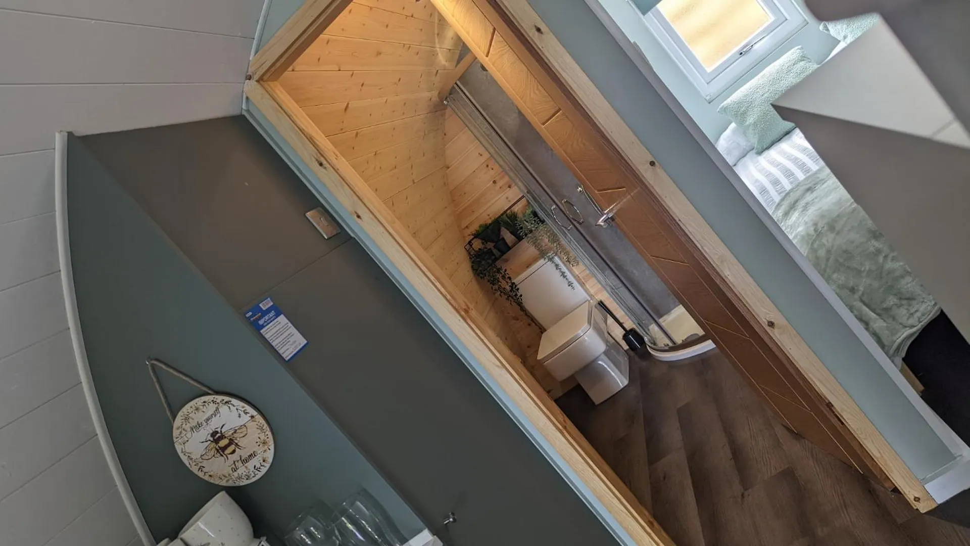 Peacock Lake Glamping Nottingham Chalet