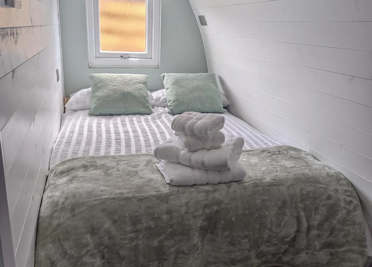 Chalet Peacock Lake Glamping Nottingham