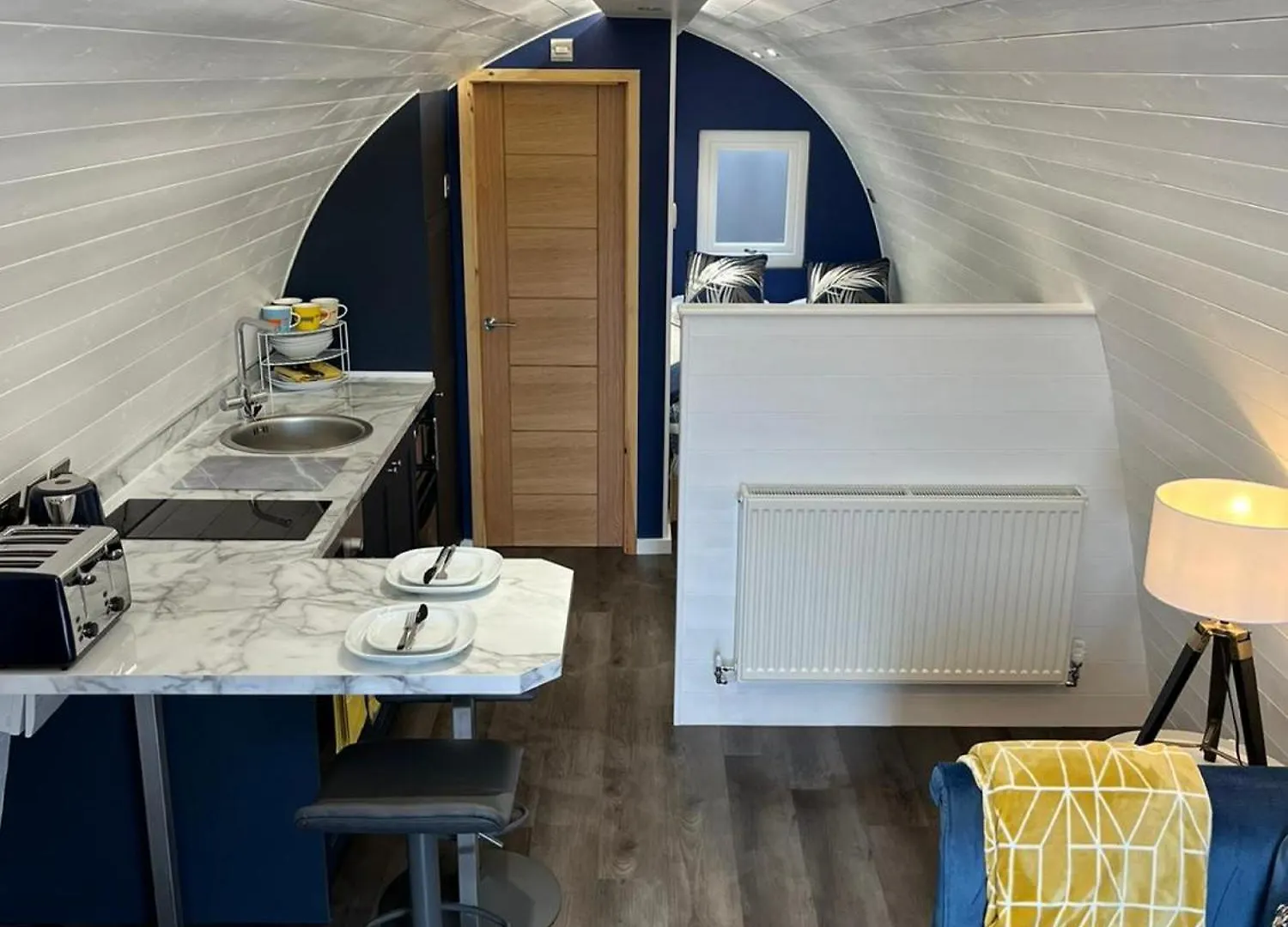 Peacock Lake Glamping Nottingham Chalet
