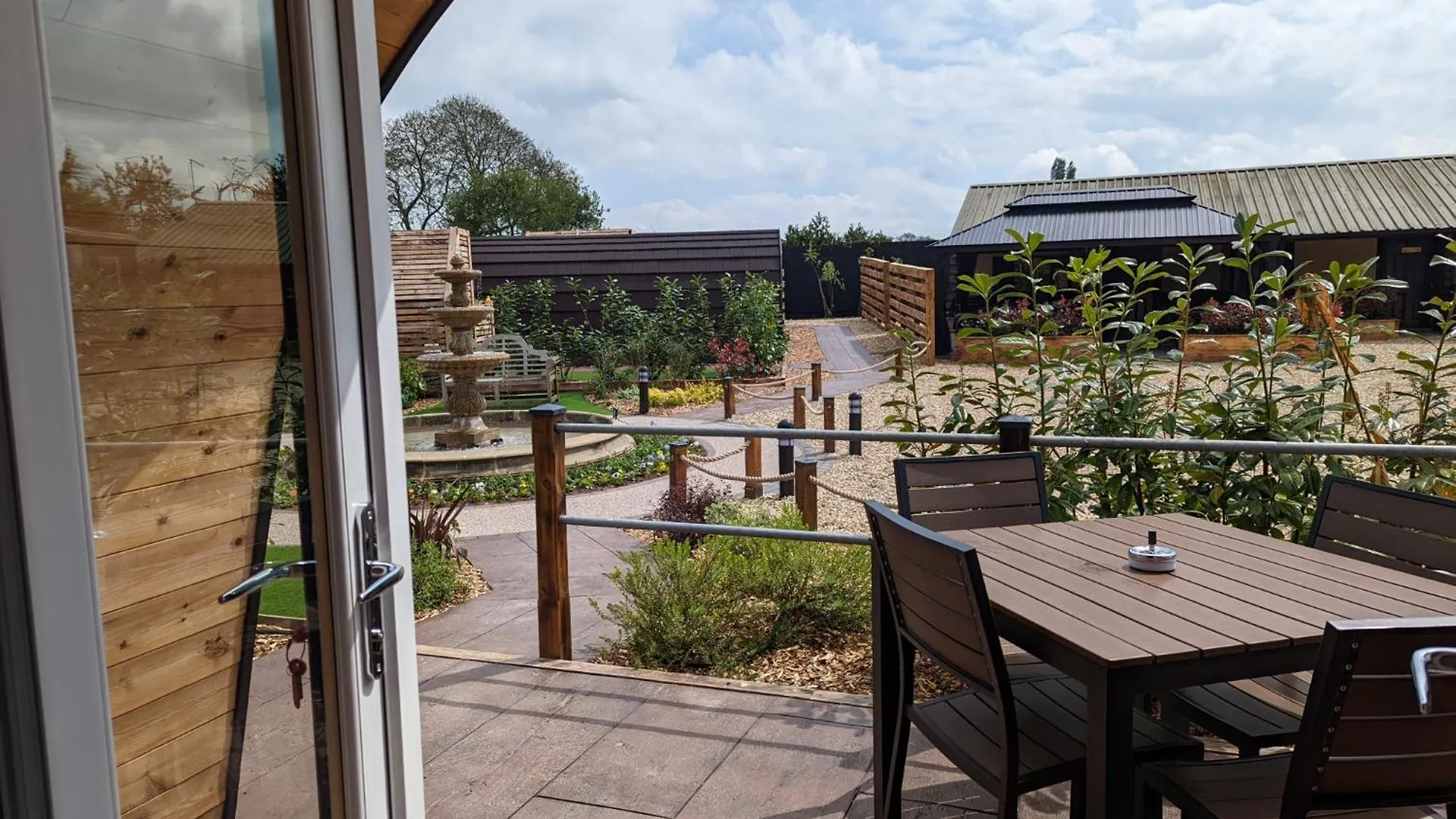 Peacock Lake Glamping Nottingham Chalet