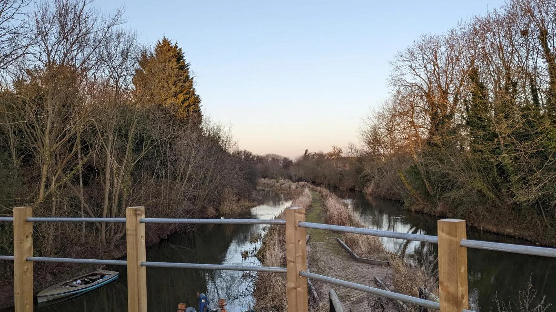 Chalet Peacock Lake Glamping Nottingham
