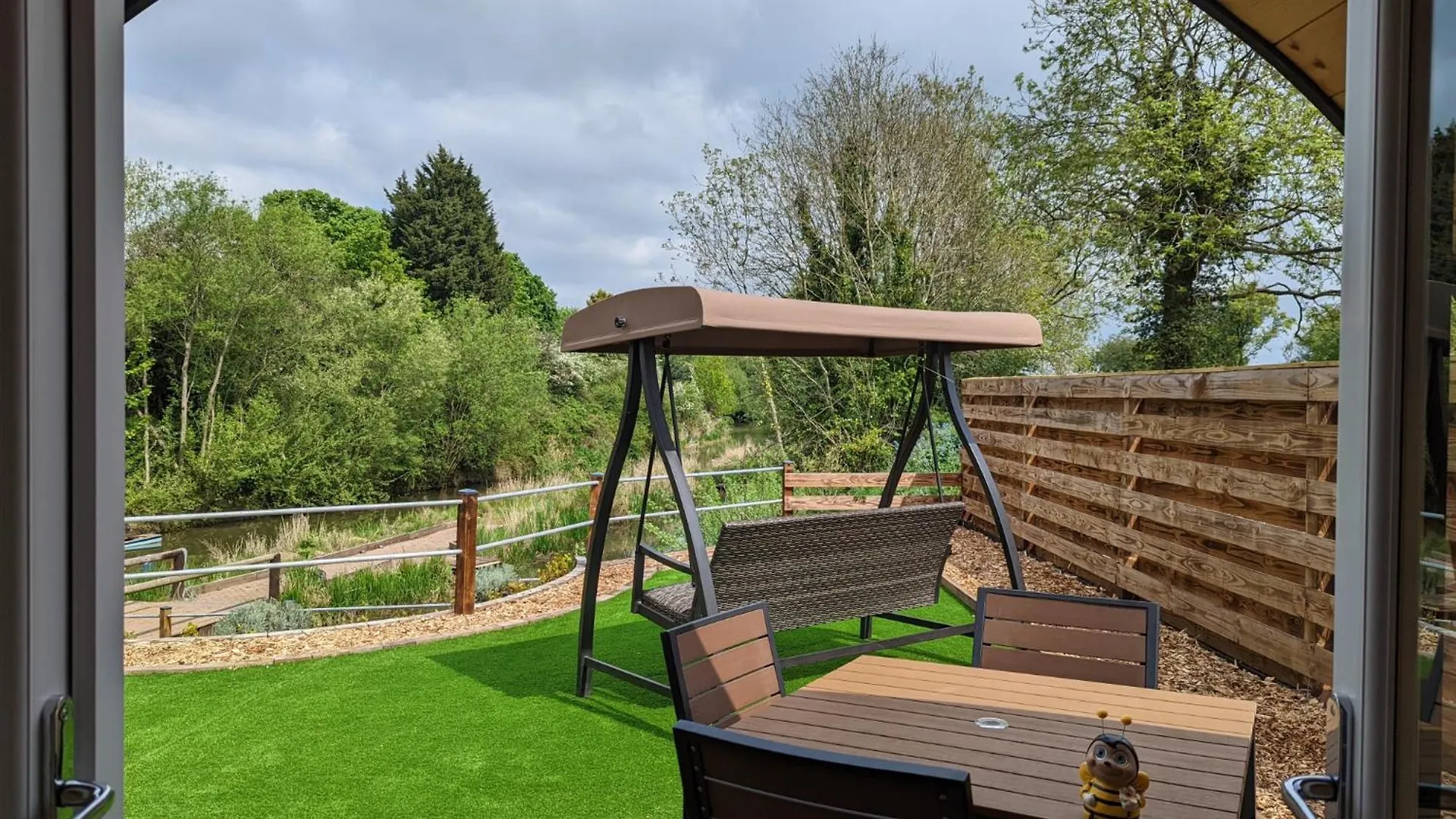 Chalet Peacock Lake Glamping Nottingham United Kingdom