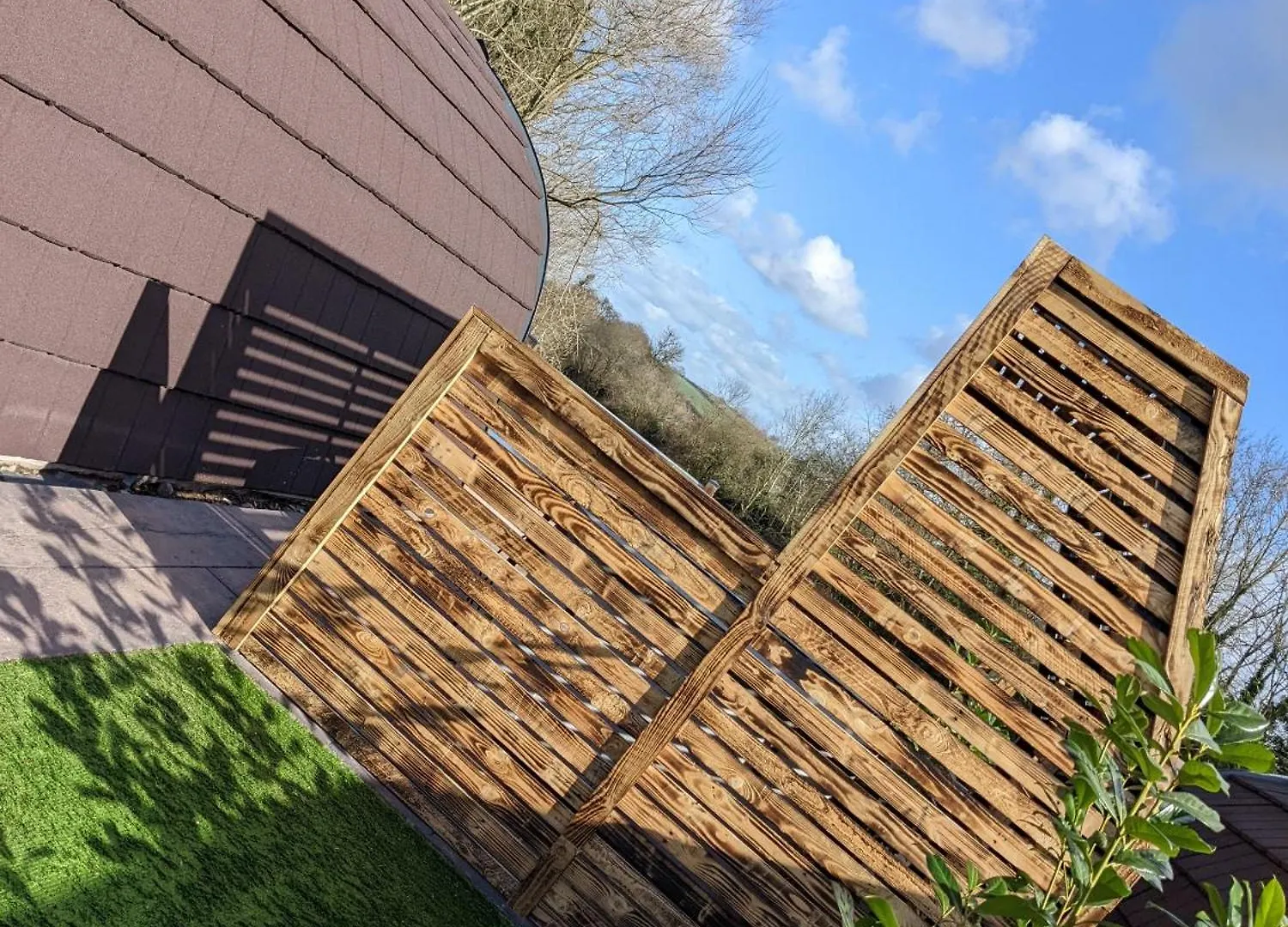 Peacock Lake Glamping Nottingham Chalet