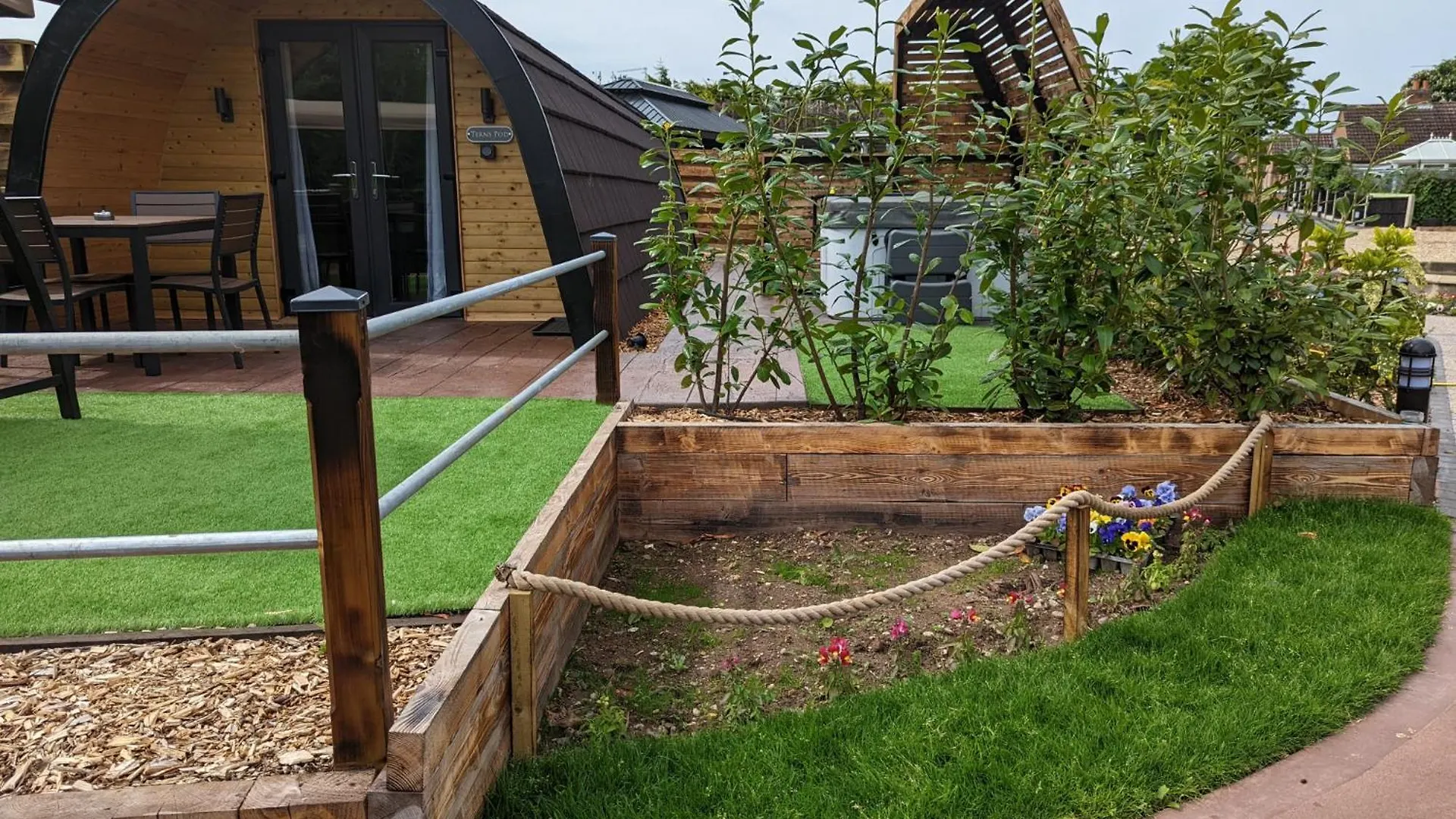 Peacock Lake Glamping Nottingham
